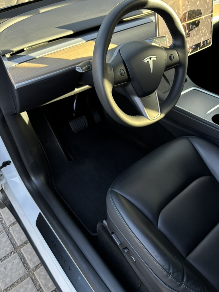 Tesla Model 3 sisäpesu – ohjaamo
