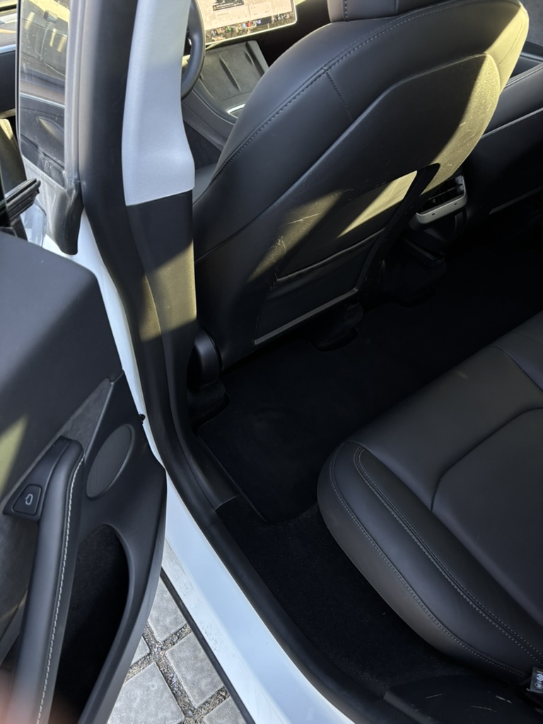 Tesla Model 3 – takapenkki